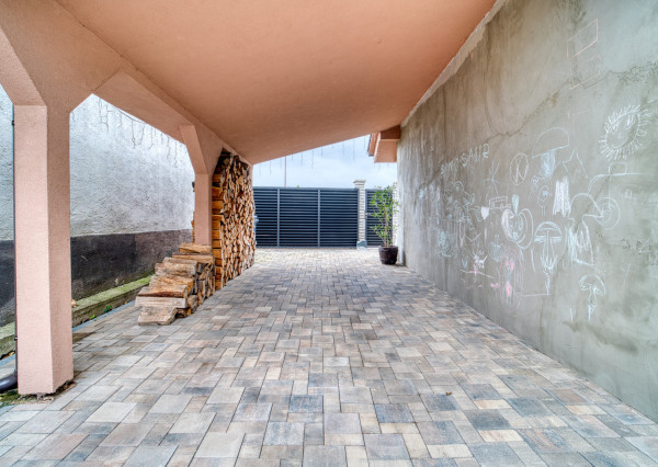 Na predaj priestranný 4-izbový rodinný dom v Malženiciach