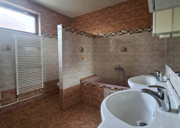 REZERVOVANÉ: Na prenájom viacgeneračný rodinný dom vo Veľkých Bieliciach