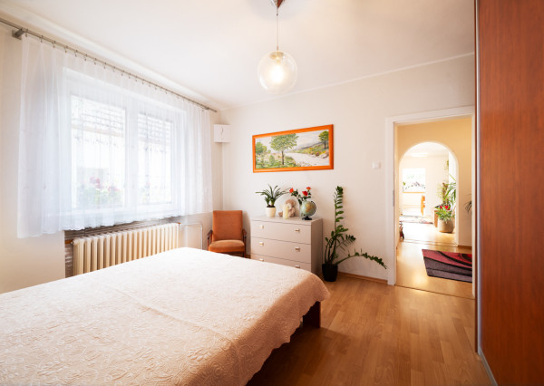 REZERVOVANÉ: Na predaj priestranný dom s veľkým pozemkom v Pobedime