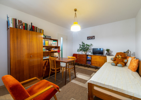 REZERVOVANÉ: Na predaj priestranný dom s veľkým pozemkom v Pobedime