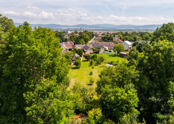 REZERVOVANÉ: Na predaj priestranný dom s veľkým pozemkom v Pobedime