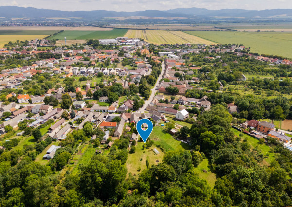 REZERVOVANÉ: Na predaj priestranný dom s veľkým pozemkom v Pobedime