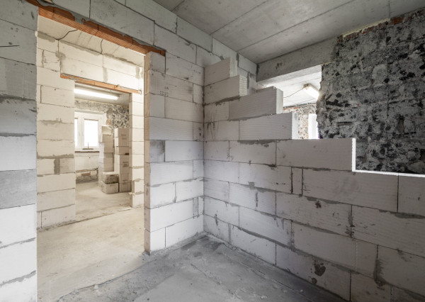 Rozostavaný dom na dokončenie podľa seba s veľkým pozemkom