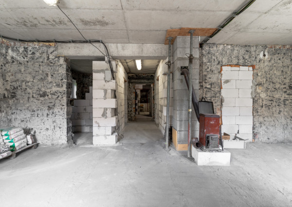 Rozostavaný dom na dokončenie podľa seba s veľkým pozemkom