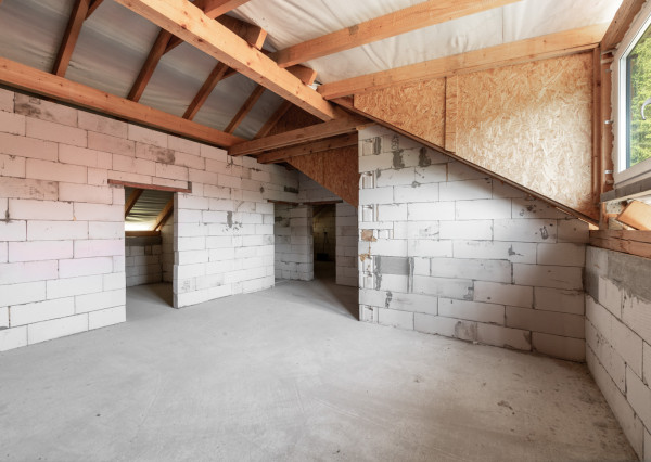 Rozostavaný dom na dokončenie podľa seba s veľkým pozemkom