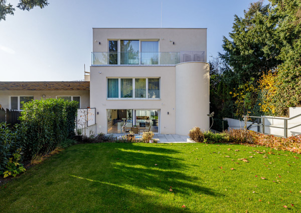 Na predaj vila so smart technológiami a výťahom na Slavíne