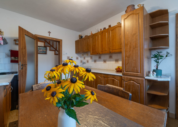 Nová znížená cena! Na predaj 5-izbový rodinný dom s veľkou záhradou v Novej Vsi nad Váhom