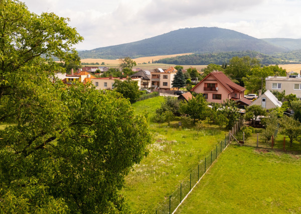 Nová znížená cena! Na predaj 5-izbový rodinný dom s veľkou záhradou v Novej Vsi nad Váhom