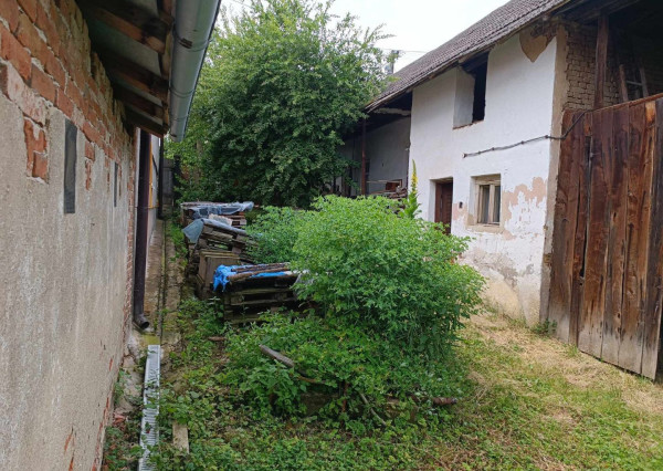 Prašice - starý vidiecky dom s veľkým pozemkom na predaj