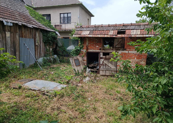 Prašice - starý vidiecky dom s veľkým pozemkom na predaj