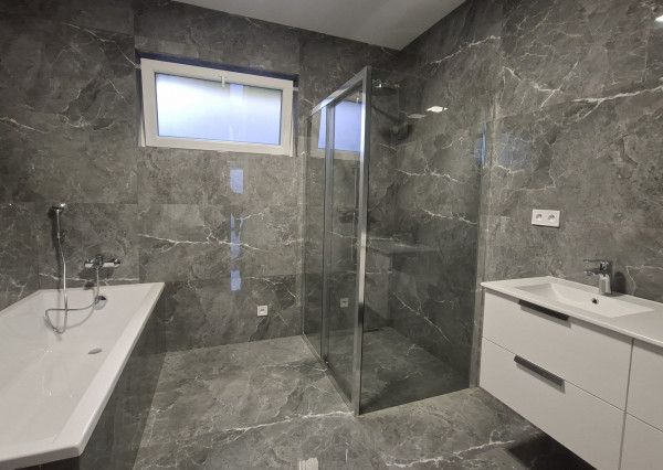 Exkluzívne iba u nás krásna novostavba v obci Uhrovec - dokončená