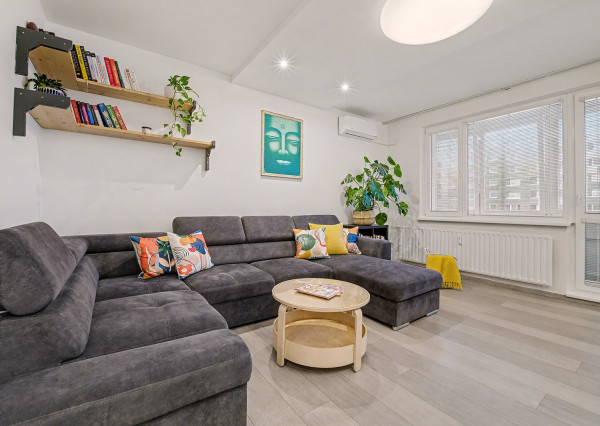 Na predaj kompletne zariadený 3-izbový byt v Petržalke