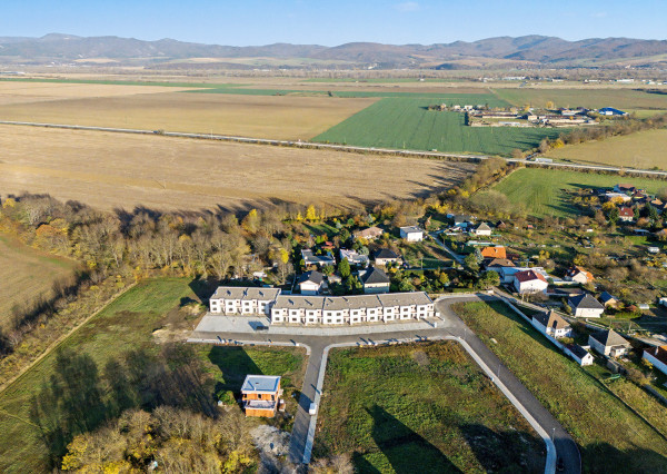 Na predaj skolaudovaný 3-izbový byt s vlastnou záhradou vo Veľkom Orvišti