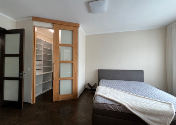 Na predaj veľkometrážny 3-izbový byt v centre mesta Trenčín