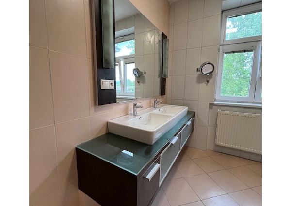 Na predaj veľkometrážny 3-izbový byt v centre mesta Trenčín