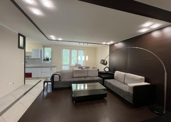 Na prenájom mestský, slnečný 3izb byt v centre Trenčína.