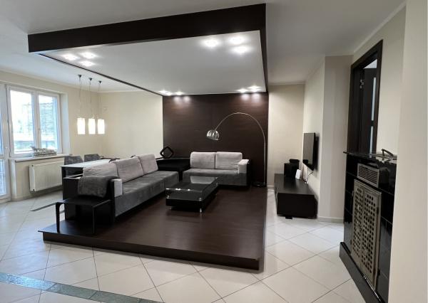 Na prenájom mestský, slnečný 3izb byt v centre Trenčína.