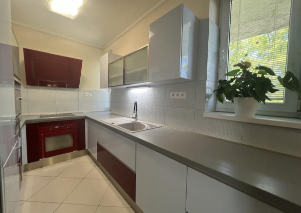 Na prenájom mestský, slnečný 3izb byt v centre Trenčína.