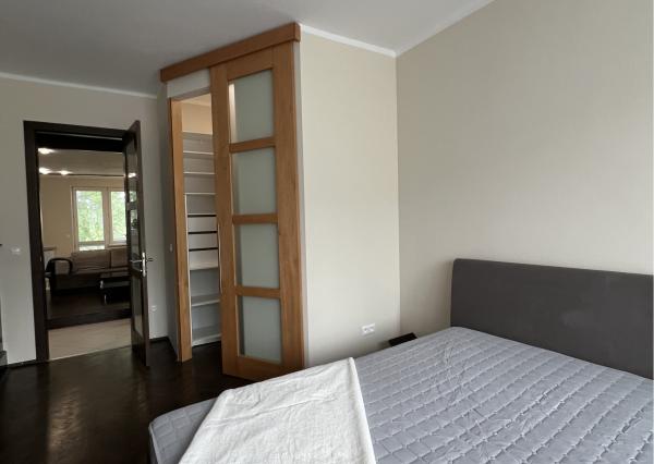 Na prenájom mestský, slnečný 3izb byt v centre Trenčína.