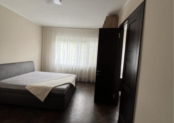 Na prenájom mestský, slnečný 3izb byt v centre Trenčína.