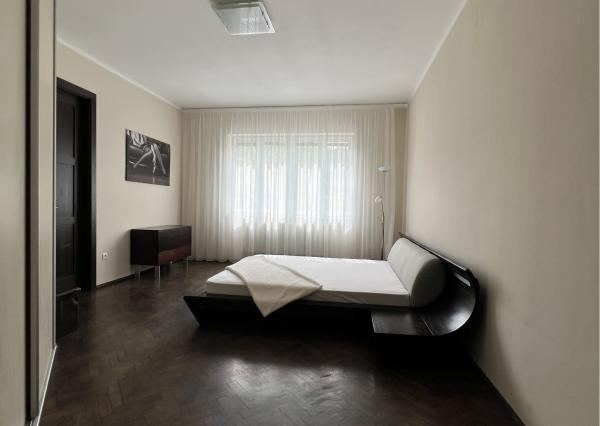 Na prenájom mestský, slnečný 3izb byt v centre Trenčína.