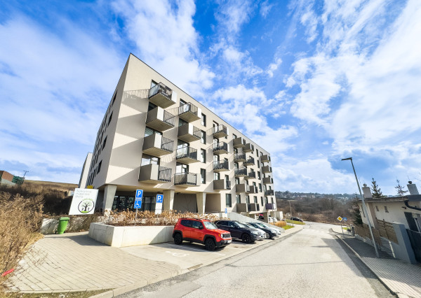 Na prenájom luxusný 2-izbový byt s balkónom a parkovacím státím vo vyhľadávanej lokalite v Prešove