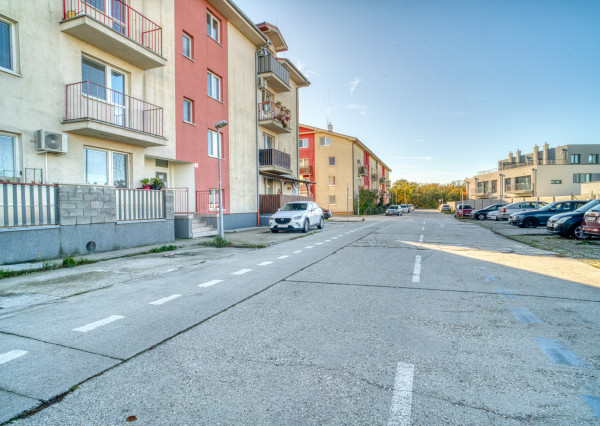 Na predaj priestranný 1-izbový byt v Miloslavove