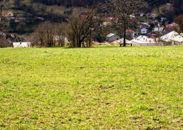 Na predaj stavebný pozemok - Pravotice 760m2