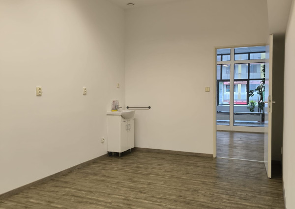 Na prenájom obchodný priestor v centre Malaciek