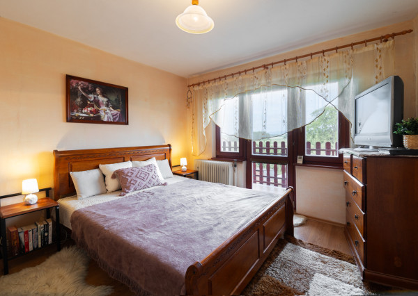 Nová znížená cena! Na predaj 5-izbový rodinný dom s veľkou záhradou v Novej Vsi nad Váhom