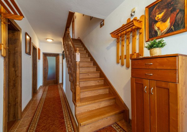 Nová znížená cena! Na predaj 5-izbový rodinný dom s veľkou záhradou v Novej Vsi nad Váhom