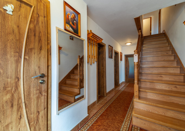 Nová znížená cena! Na predaj 5-izbový rodinný dom s veľkou záhradou v Novej Vsi nad Váhom