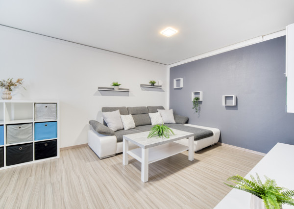 Na prenájom kompletne zariadený 2-izbový byt v centre Malaciek