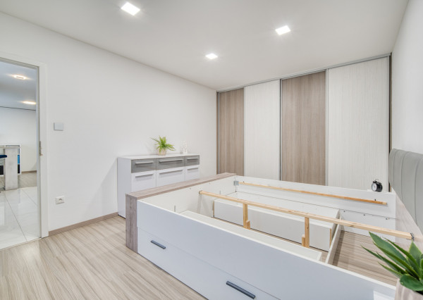 Na prenájom kompletne zariadený 2-izbový byt v centre Malaciek