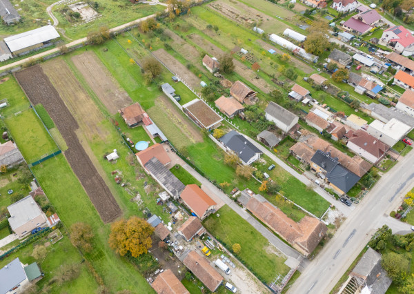 Na predaj rodinný dom so slnečným pozemkom-Veľké Chlievany