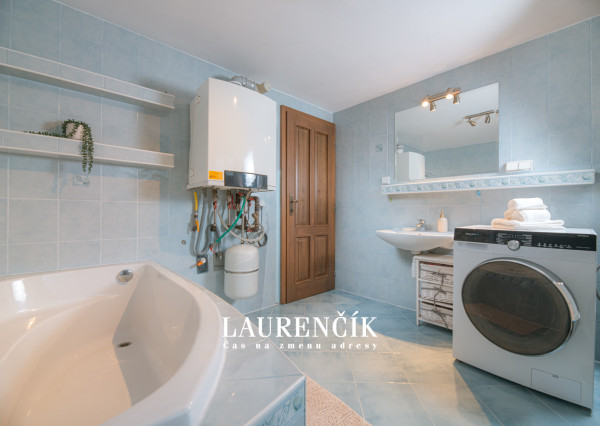 Na predaj veľkorysý 7-izbový rodinný dom v obci Podlužany