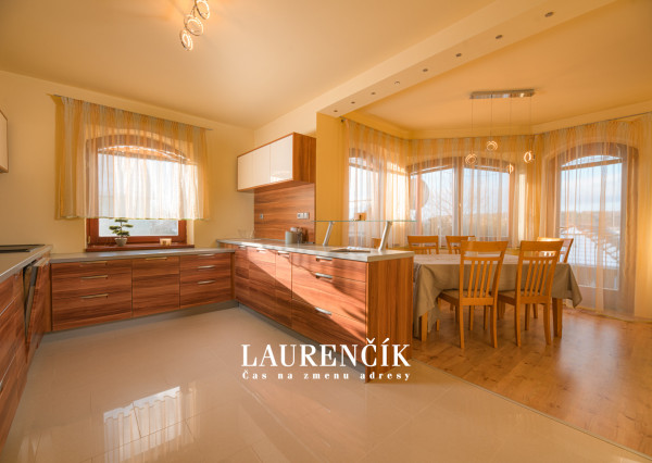 Na predaj veľkorysý 7-izbový rodinný dom v obci Podlužany