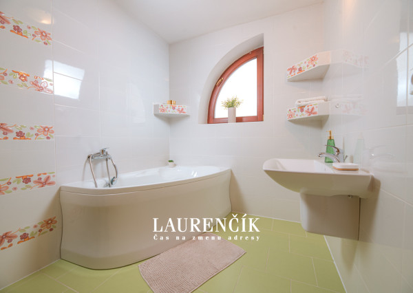 Na predaj veľkorysý 7-izbový rodinný dom v obci Podlužany