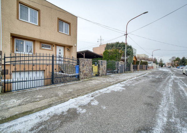 Na predaj dvojpodlažný 4-izbový dom v Malackách