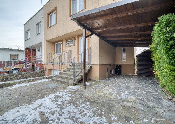 Na predaj dvojpodlažný 4-izbový dom v Malackách