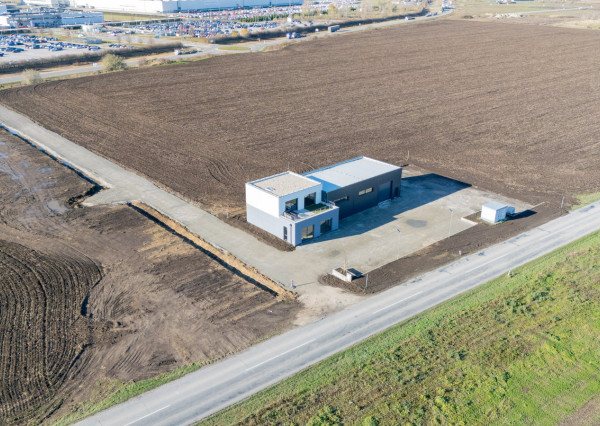 Na predaj administratívno-skladový objekt pri Trnave, v obci Zavar