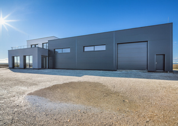 Na predaj administratívno-skladový objekt pri Trnave, v obci Zavar