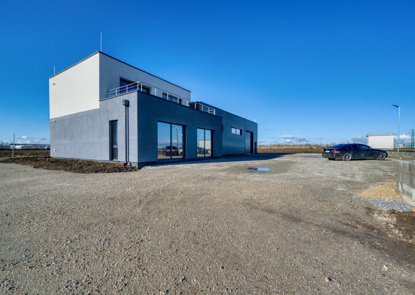 Na predaj administratívno-skladový objekt pri Trnave, v obci Zavar