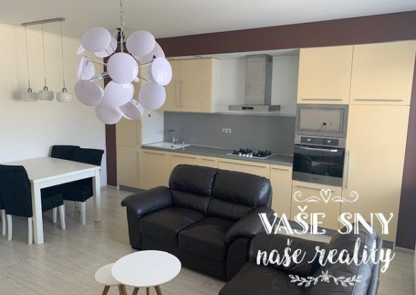 Na prenájom  veľký, zariadený 2 izb byt mestská časť SIHOŤ 1  v Trenčíne .