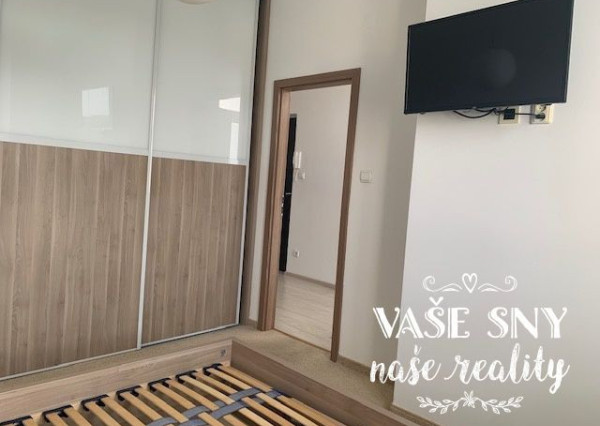 Na prenájom  veľký, zariadený 2 izb byt mestská časť SIHOŤ 1  v Trenčíne .