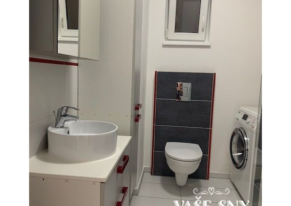 Na prenájom  veľký, zariadený 2 izb byt mestská časť SIHOŤ 1  v Trenčíne .