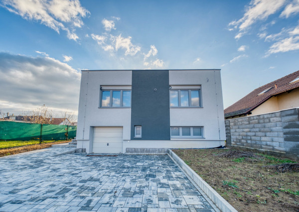 Na predaj rodinný dom s garážou v obci Šoporňa – štandard je zahrnutý v cene