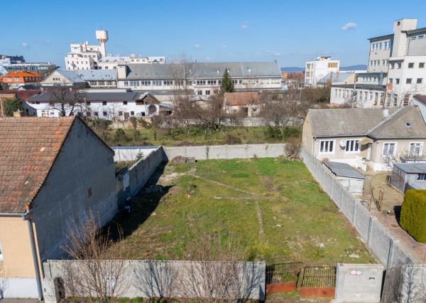 Na predaj rovinatý pozemok na výstavbu polyfunkčnej budoby v Piešťanoch