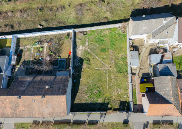 Na predaj rovinatý pozemok na výstavbu polyfunkčnej budoby v Piešťanoch