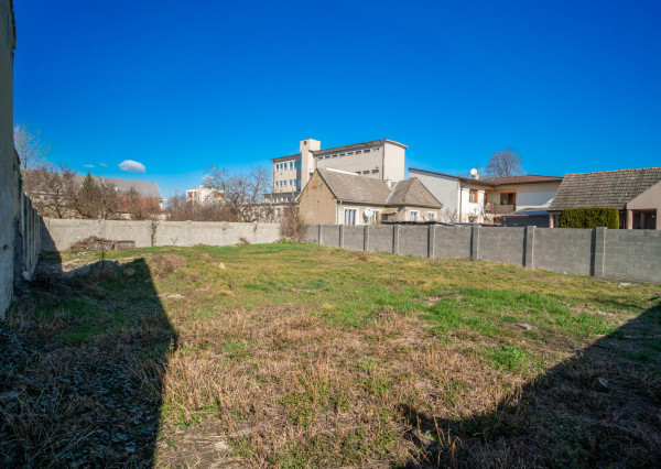 Na predaj rovinatý pozemok na výstavbu polyfunkčnej budoby v Piešťanoch